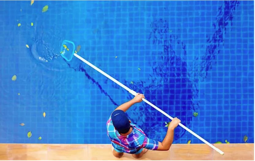 Очищення води басейну від сміття за допомогою сачка