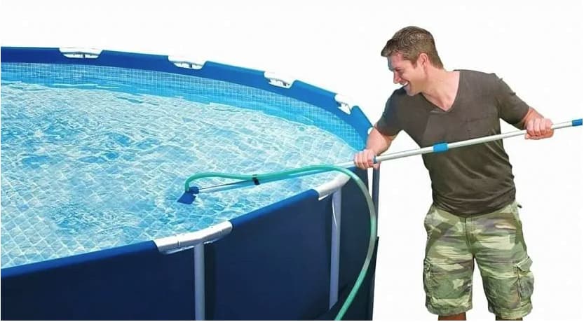 Як і чим почистити воду в басейні